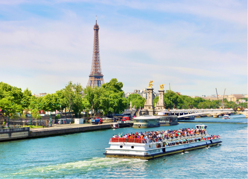 塞纳河|塞纳河岸边是茂盛的梧桐树,空地上,三三两两的人享受着日光浴