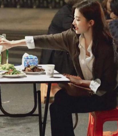 刘亦菲|刘亦菲被偶遇，抓拍的状态不一，网友：为啥忽胖忽瘦？