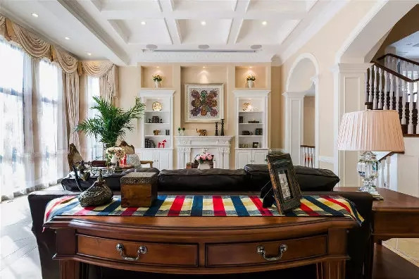 200平美式别墅无主灯,但是凹吊顶上的射灯如星罗棋布的夜空