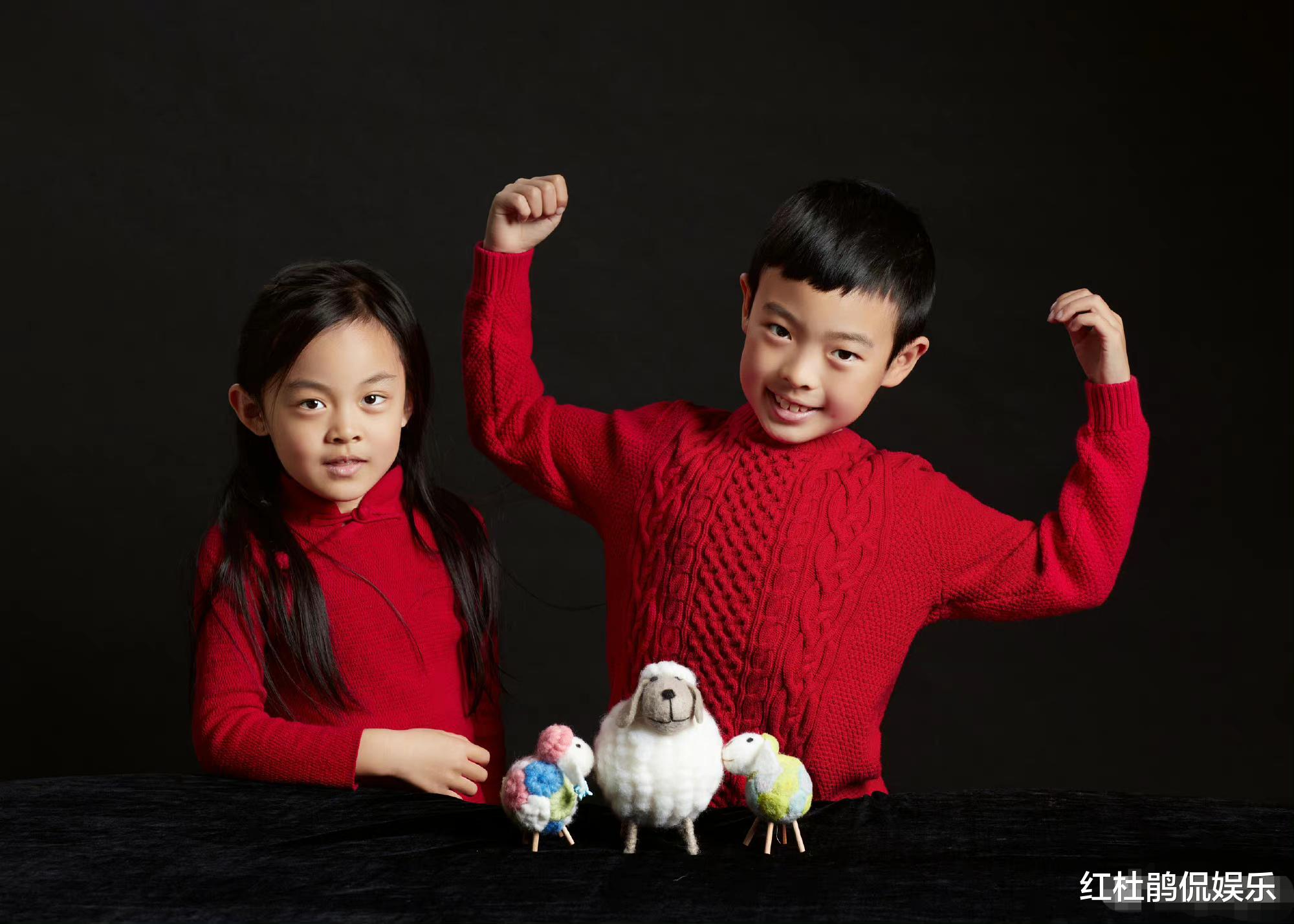 哈辉|歌唱家哈辉晒全家福，一双儿女可爱颜值高，老公杨柳胡子花白抢眼