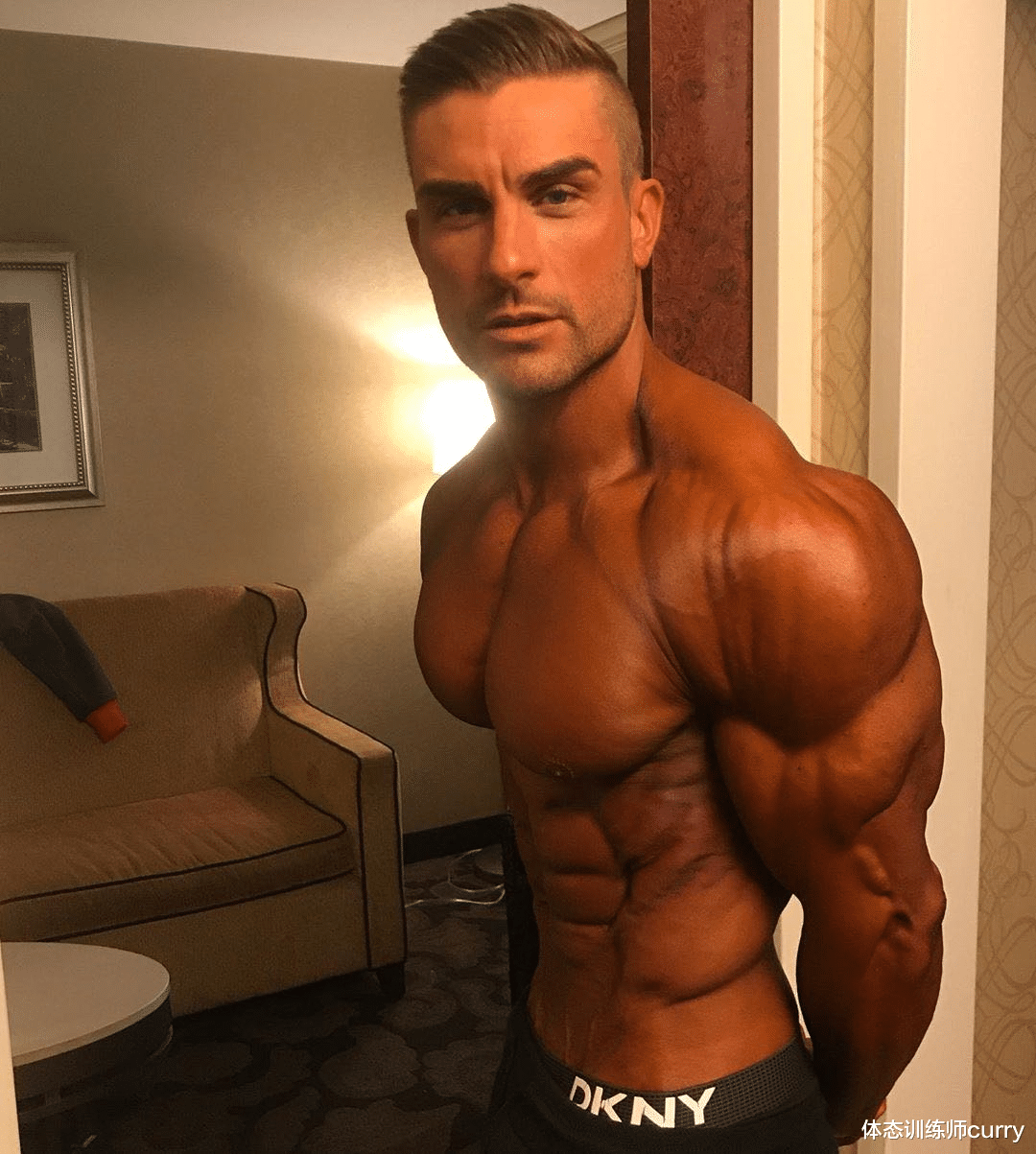 健身|英国最性感健身模特,拥有完美腹肌,分享他最爱的7种腹肌训练!