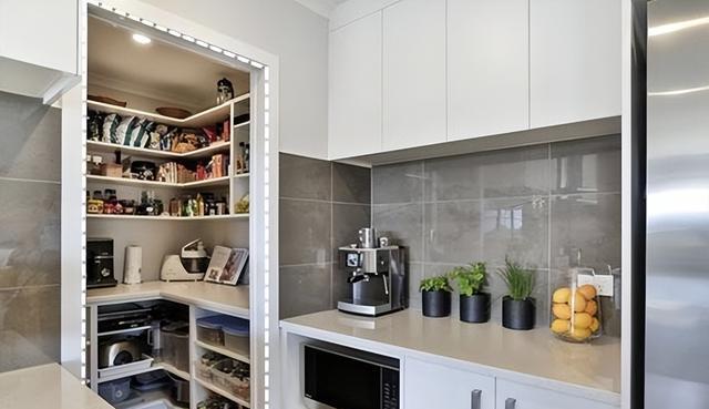入住才知道,厨房留个2储藏室有多实用!囤货都藏这里,好能装