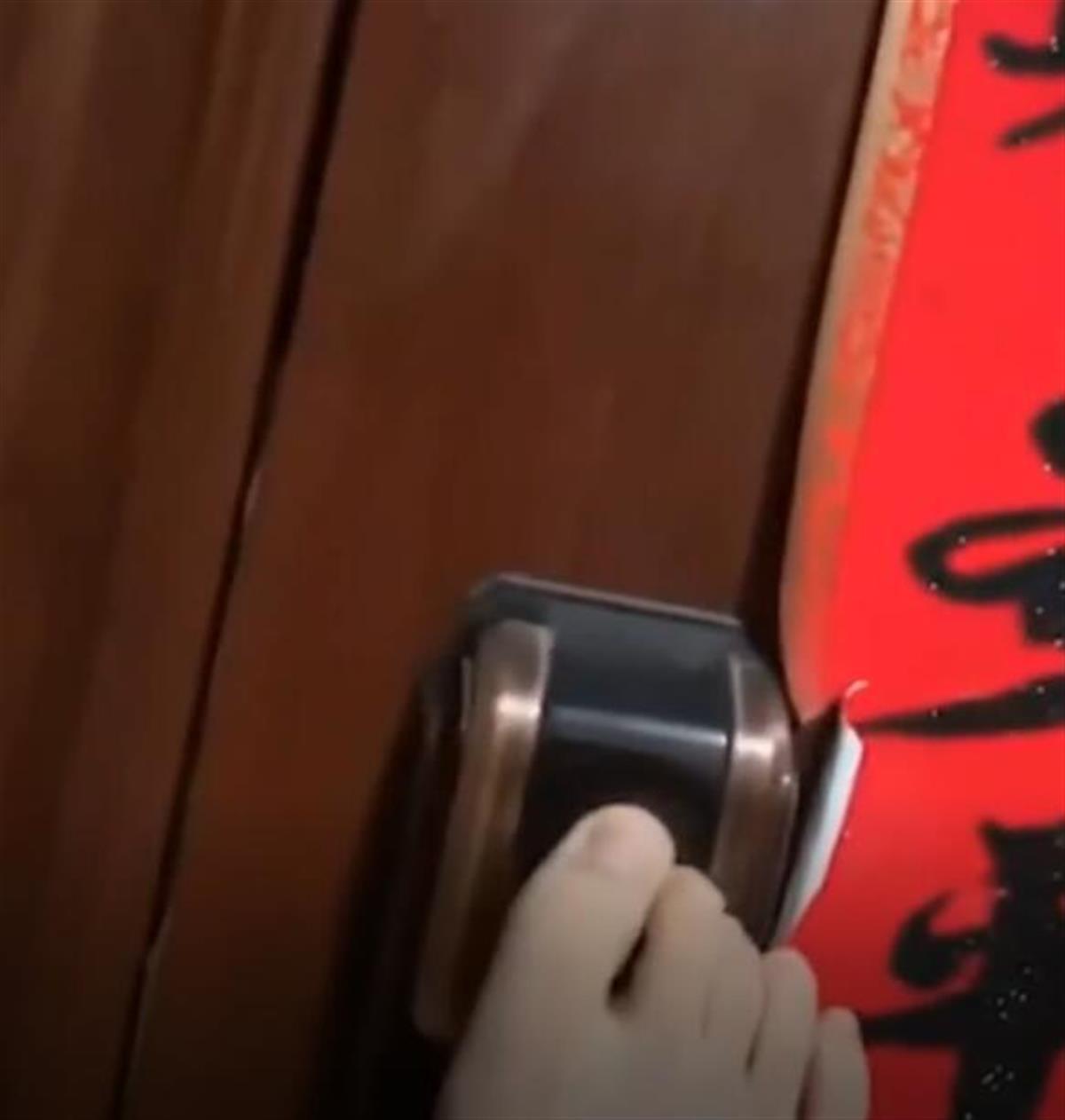 智能锁|女子用脚趾开指纹锁上热搜，专家：大概率设置成了体验模式