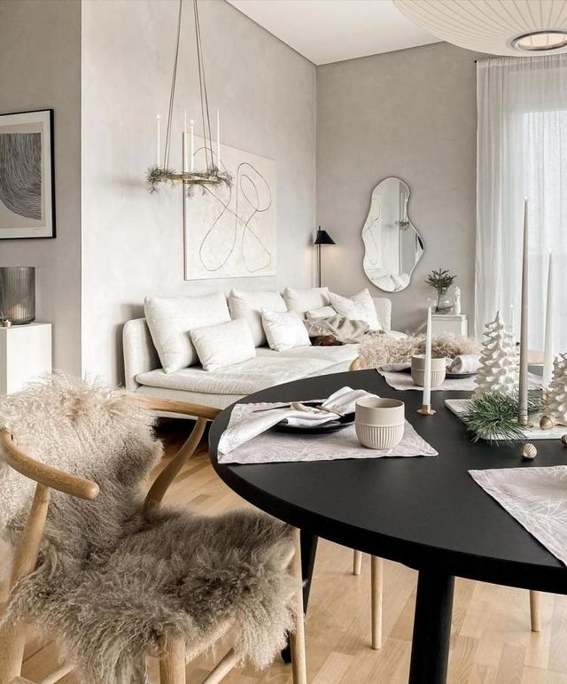 水泥灰墙的白色房子，别致的露台随意的画，与家一起的时光很舒服