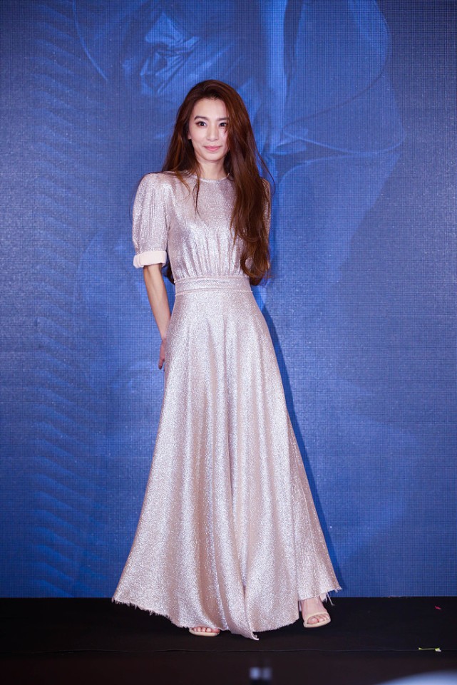 田馥甄|SHE的田馥甄还是个小姑娘，穿着打扮很淑女，穿紫色鎏金裙太养眼了