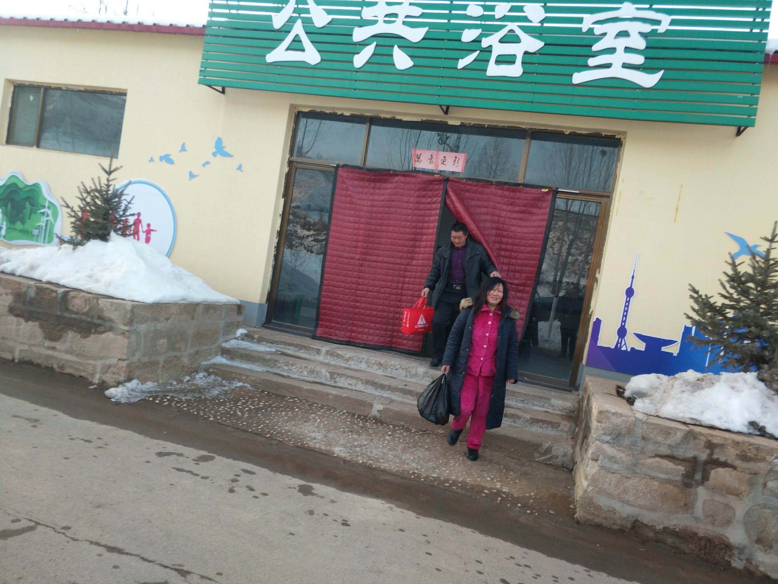 公共浴池小女孩摔伤腿,母亲却对女儿当头棒喝!原因让人想不到