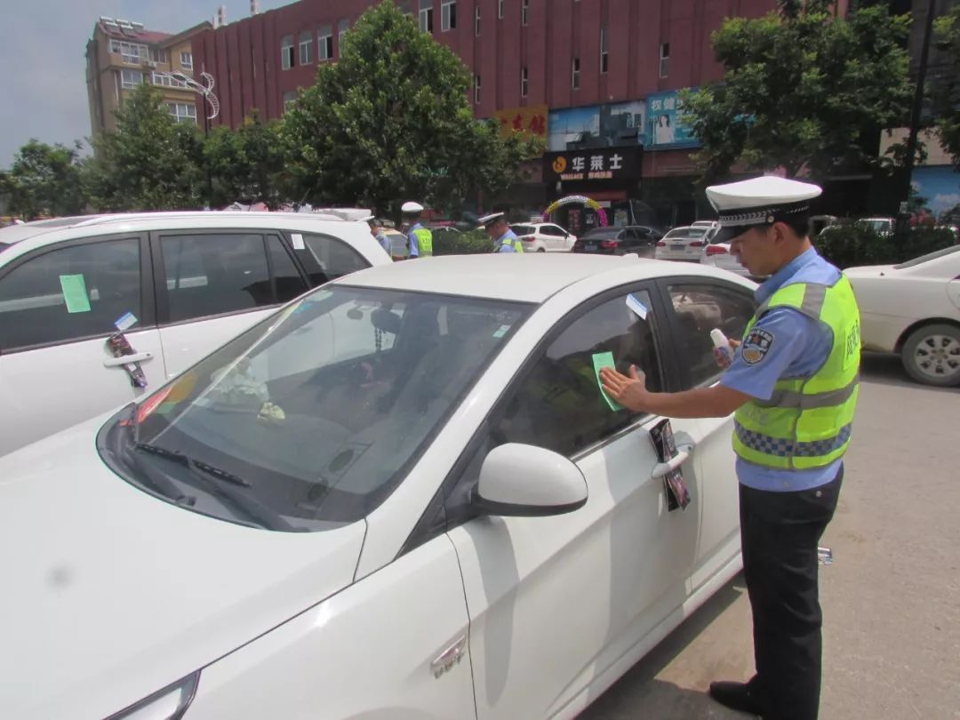 北京丰台,男子将车子停在路边后,就出差了,因为是违章停车,男子表示贴了就贴了,大不了算是交停车费了