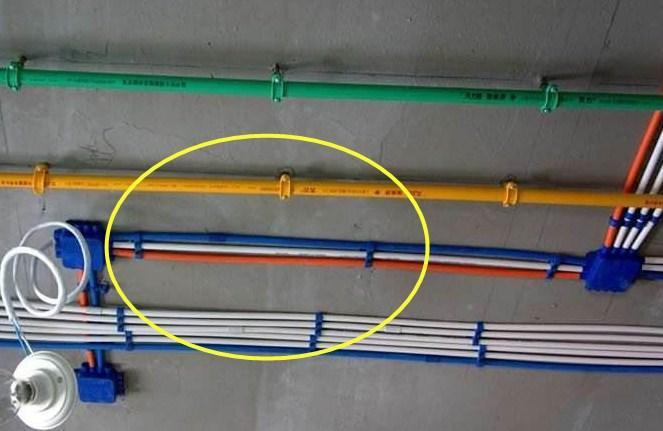 我家电路装修没用穿线管，装了一半散乱打死结，只得花钱重装！