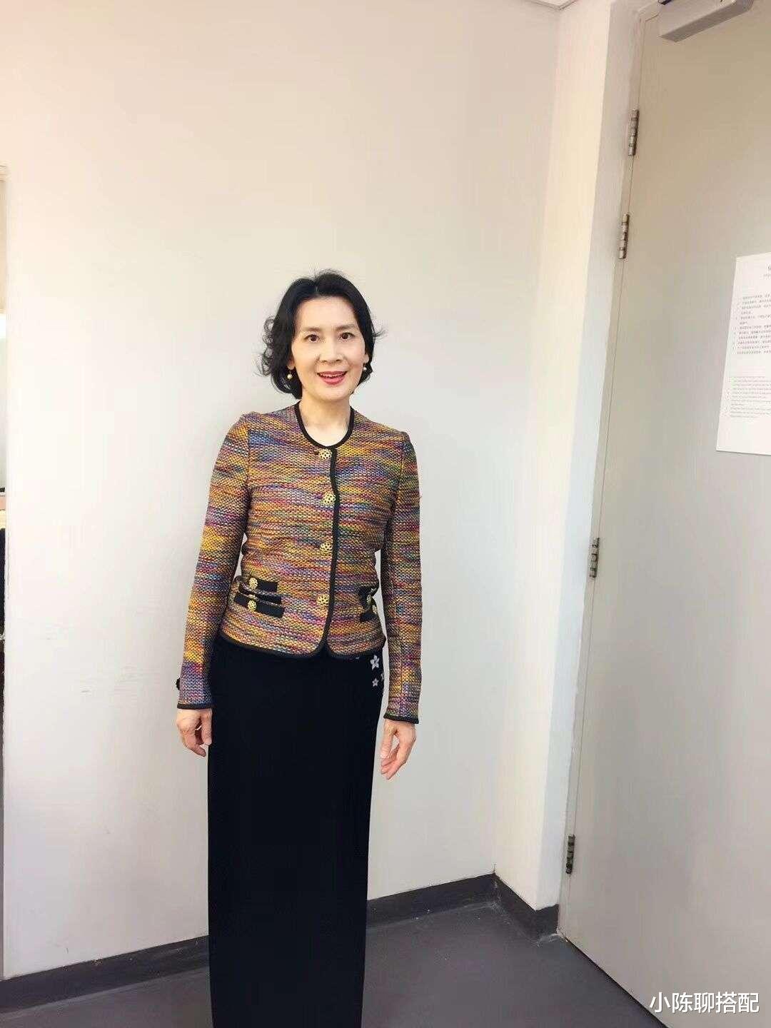 看了64岁肖雄的造型，才发现：穿衣简约、短发微卷，到老都优雅