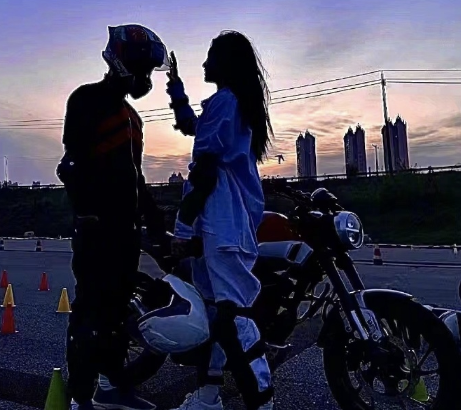 杜海涛|沈梦辰杜海涛与友人聚餐，两人十指相扣依偎说笑，婚后依然如初恋