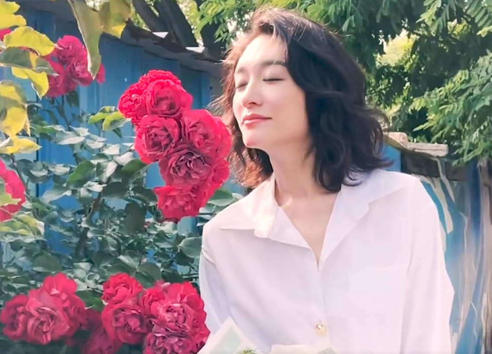 李小冉|李小冉街头骑单车!穿短裤炫嫩白长腿,坐姿豪迈眼神风情