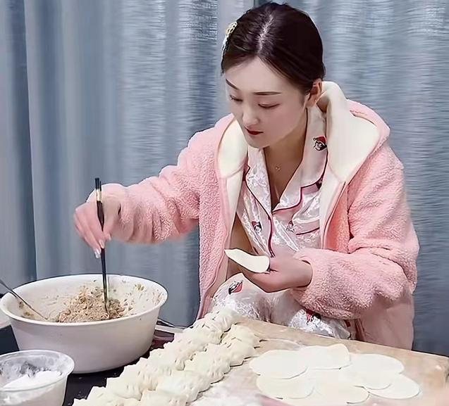 关晓彤|陈亚男终于脱离低级趣味，晒居家日常，直言：家才是最温暖的港湾