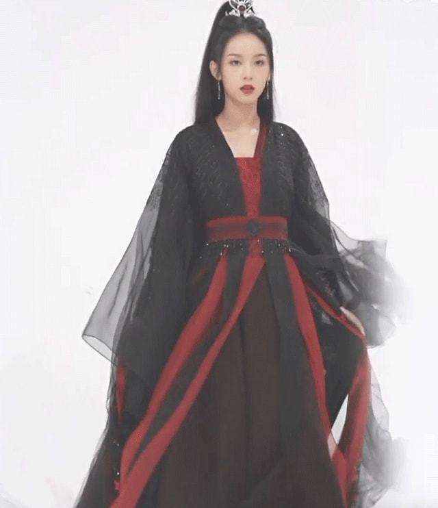 千古玦尘|《千古玦尘》还没出第二部，上古真神的衣服，就被隔壁雁回借走