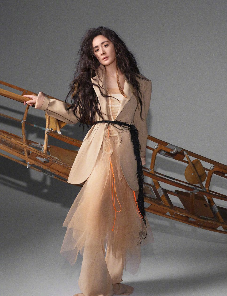 杨幂|35岁杨幂又拍写真了,小蛮腰大长腿真抢镜,头戴皮草似女海盗