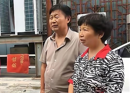 杜新枝|杜新枝晒夫妻旧照，意外暴露三大疑点，大伯究竟是谁？