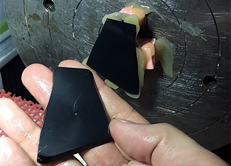 翡翠|大万买的翡翠原石切出墨翠,从原石到成品设计起货蜕变全过程