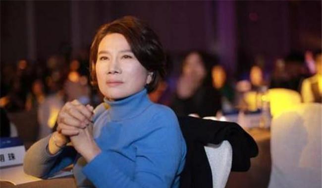 董明珠|董明珠向鲁豫炫耀自己的裙子，当听到价格后，鲁豫脸上笑容消失了