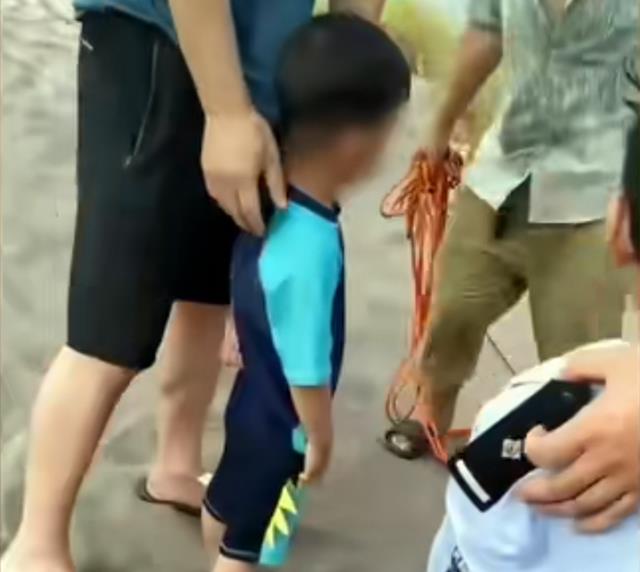 |重庆男子带5岁娃野泳,爸爸救子沉水失踪,孩子望着江面一言不发