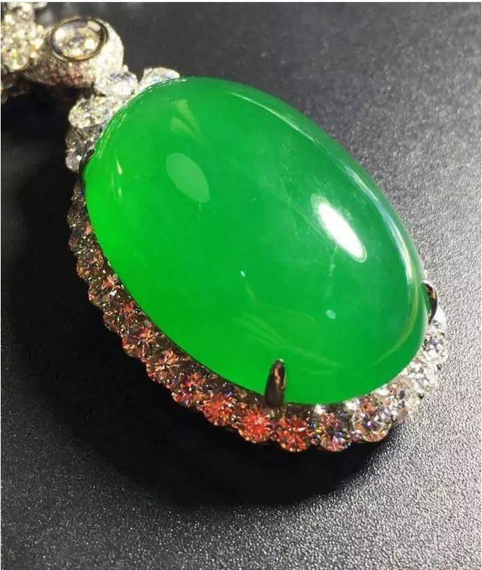 文玩|翡翠用清水浸泡品质会越来越好?你试过吗?