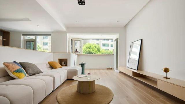 为了拥有大横厅，她拆掉客厅一堵墙，入住后感慨自己的明智