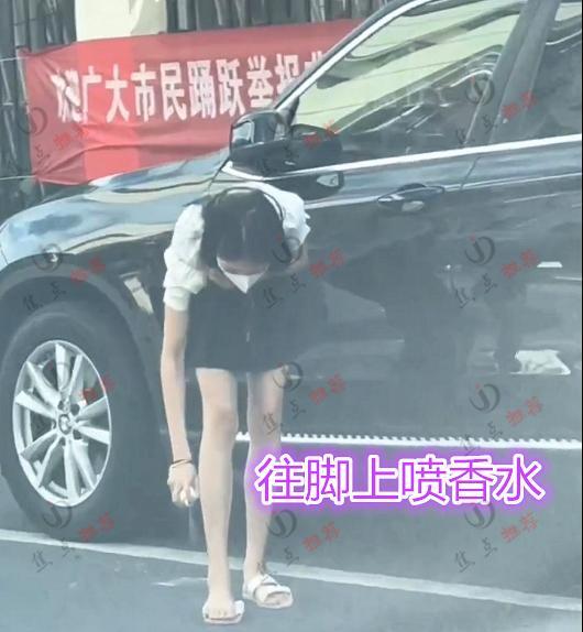 女子要和男友约会,全身喷香水被闺蜜拍到,网友:喷脚上很有想法