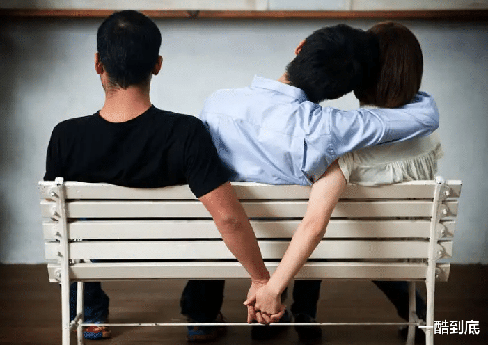 湖北一名男子出轨后还想开车撞妻子,被自己的女儿拦截下来