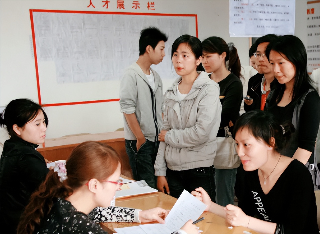 河南|女生拒绝加班被开除，在网上发视频讲述遭遇，却反遭公司起诉赔偿