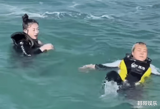 牌牌琦|小伊伊与牌牌琦冲浪不慎坠海，辛选团队艺人照片被饭店挂上墙