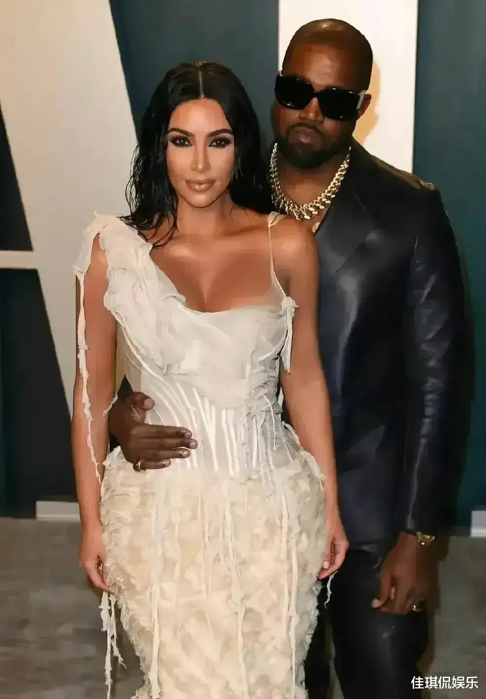 侃爷|金?卡戴珊前夫侃爷新恋情曝光!疑似又换女友了,网友这脖子也太长了!