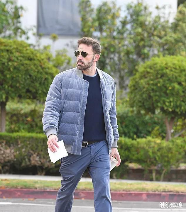 本·阿弗莱克|50岁的本·阿弗莱克和前妻詹妮弗·加纳接儿子放学,两人状态都绝佳