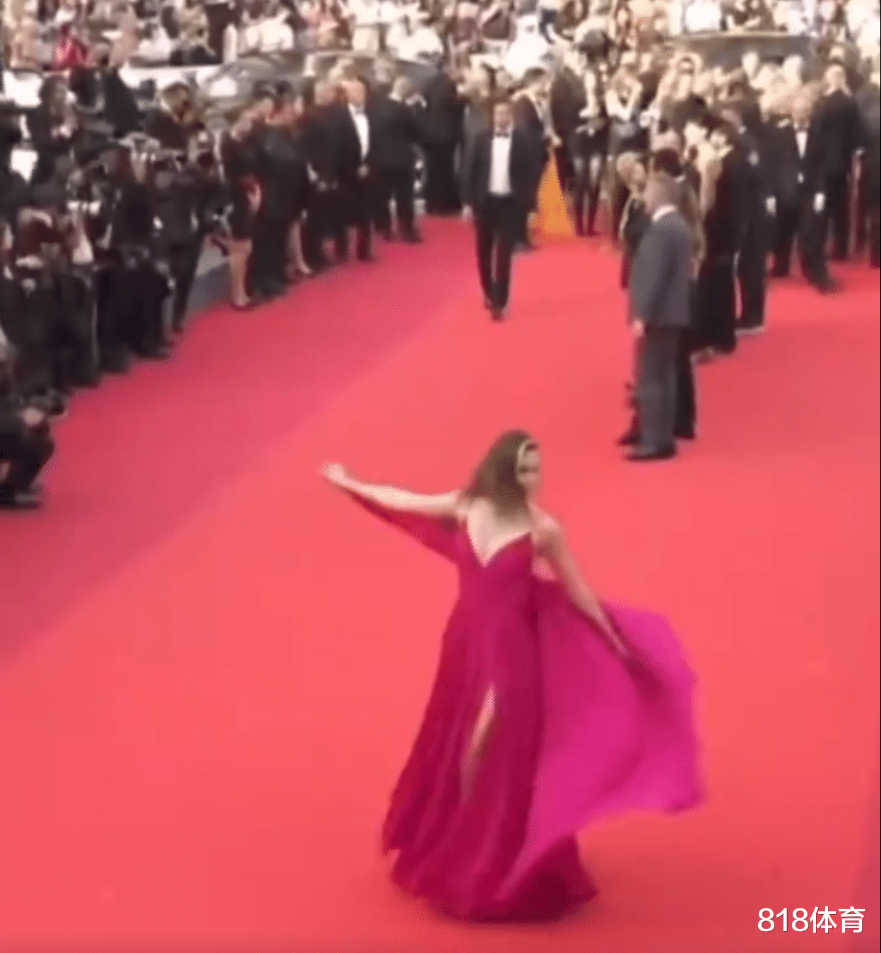 谷爱凌|可爱! 谷爱凌红色吊带长裙戛纳电影节走红毯, 魔力转圈圈引摄影师狂拍