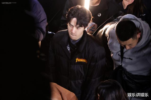 王一博|见明星有多简单？王一博北京街头被偶遇，携友游玩，却没“武装”