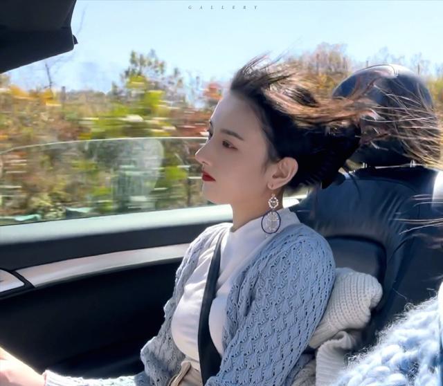 宋祖儿|宋祖儿在大理逛扎染店，被店长夸赞：人又美又有礼貌