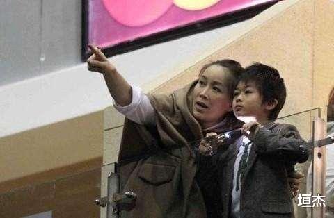 那英|孟桐：对那英一见钟情，顶着非议不离不弃，对继子视如己出，精彩