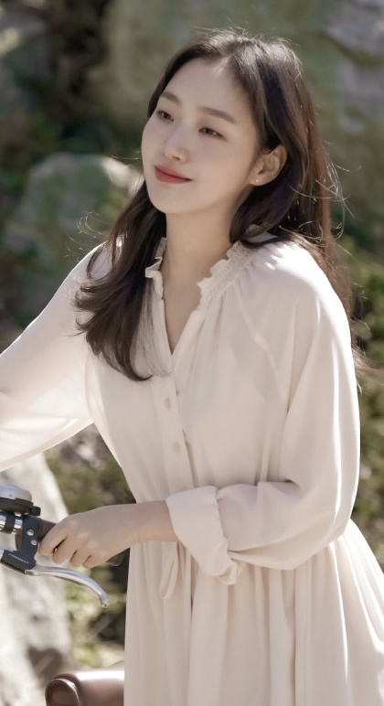 美女金高银气质太惊艳，白色拼色风衣当连衣裙穿，简洁清爽有韵味