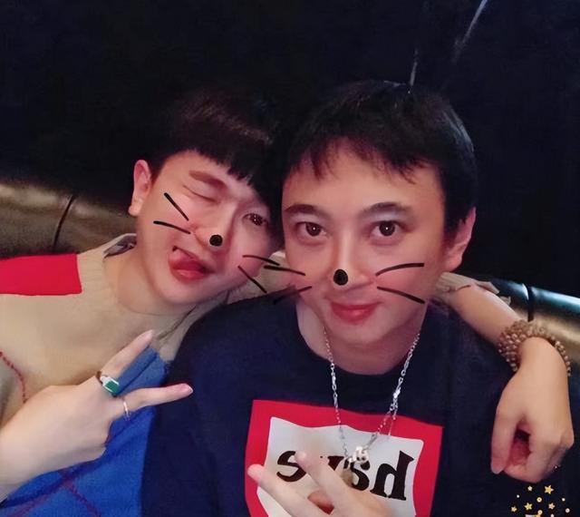 柳岩|柳岩与男友人马路热舞,穿百元毛衣配短裙