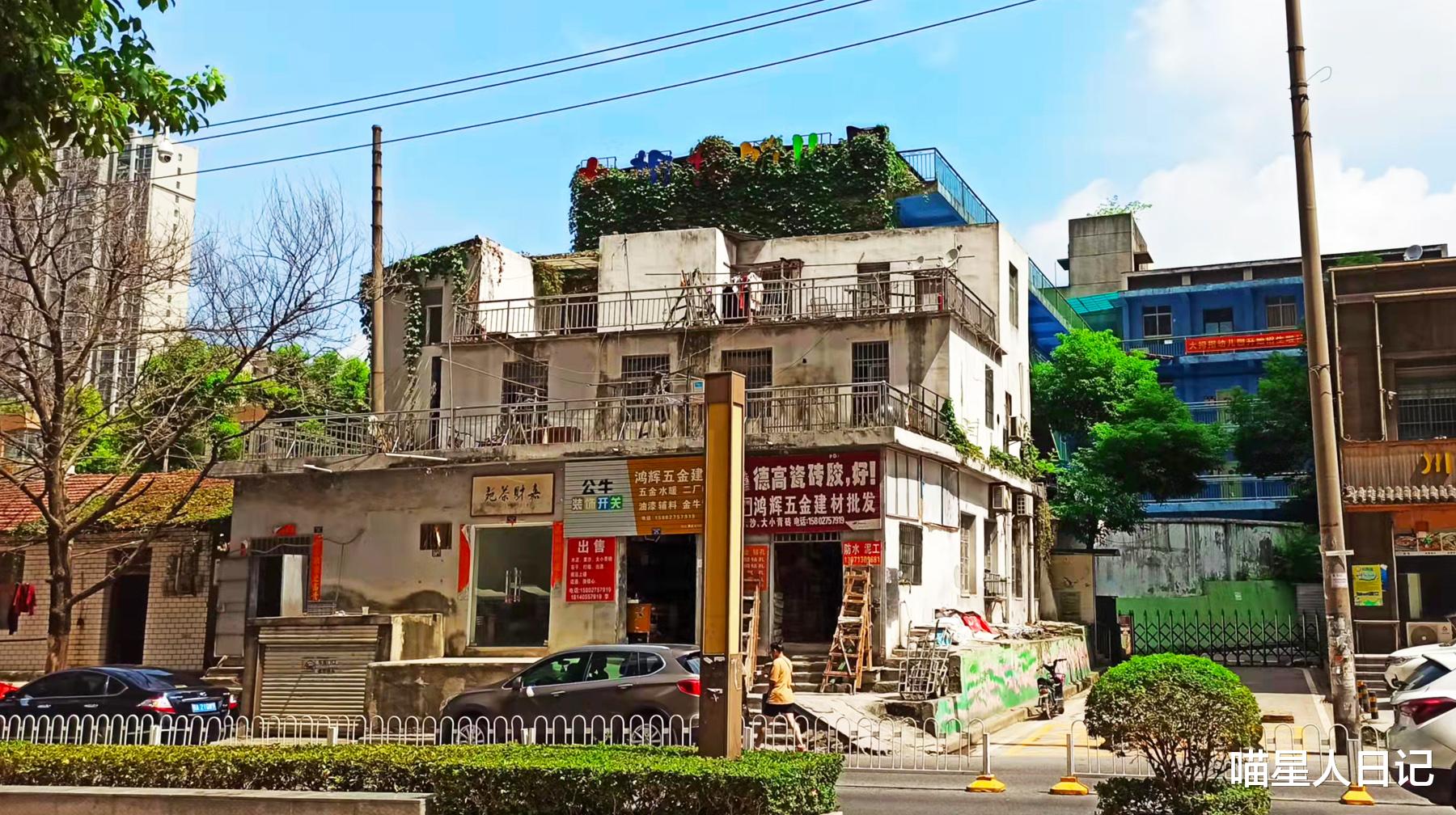 在武汉闹市随拍,高楼大厦中仅剩一排老民房,充满复古城寨风格