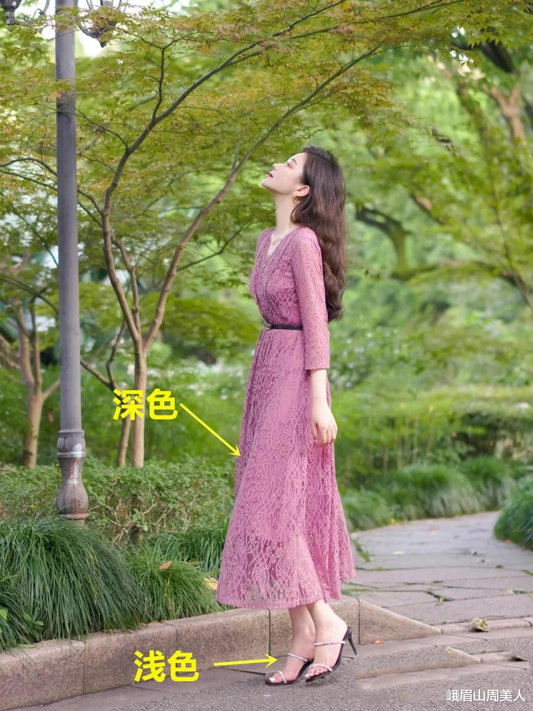 难怪女人都不穿小白鞋了,今年流行这“3双”,时髦显高又百搭