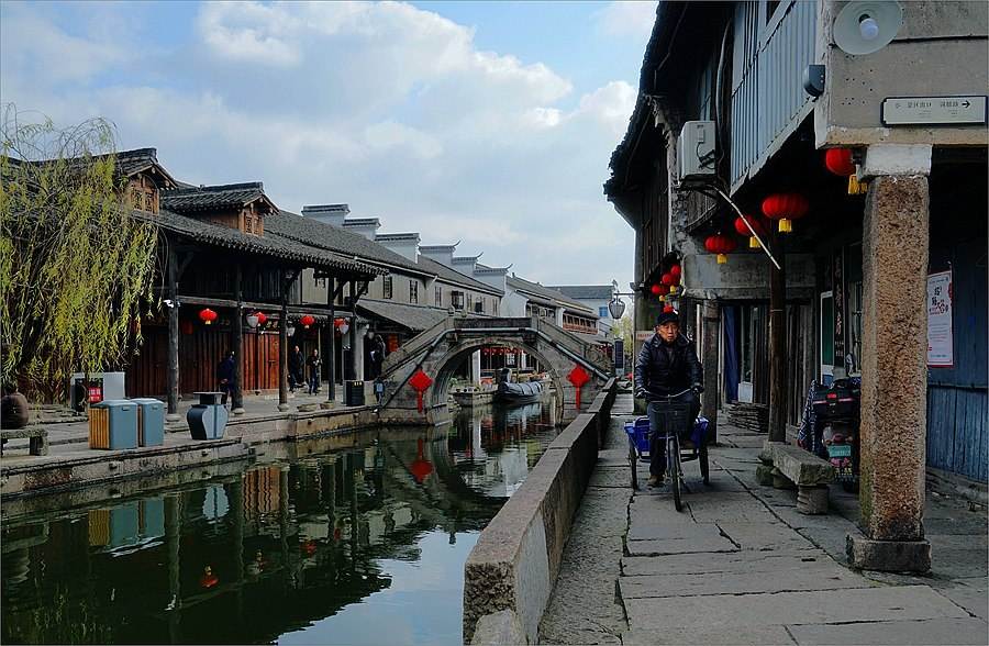 八月战事|在这个快节奏的都市中有许多人，没时间去西藏，但是他们对于藏民对于宗教的虔诚却是毋庸置疑的