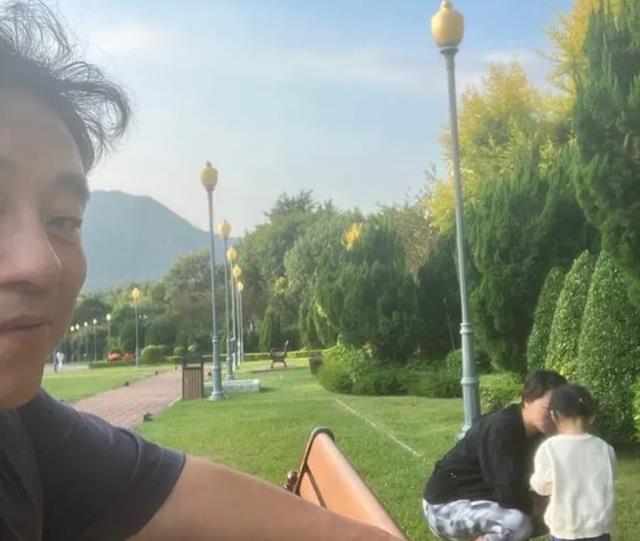 吕方|58岁歌王吕方复出，与小16岁富婆妻子很恩爱，女儿长得很像他