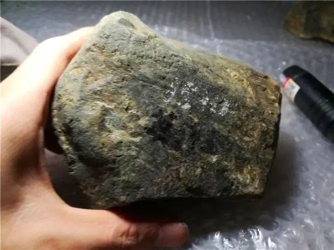 翡翠|购买翡翠原石开窗后被骗,发现被坑不退款怎么办?