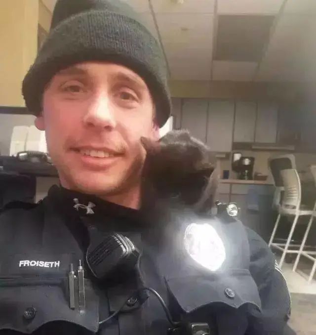 小猫被困岩石中，警官救助了小猫，被救以后竟然赖着警官不走了