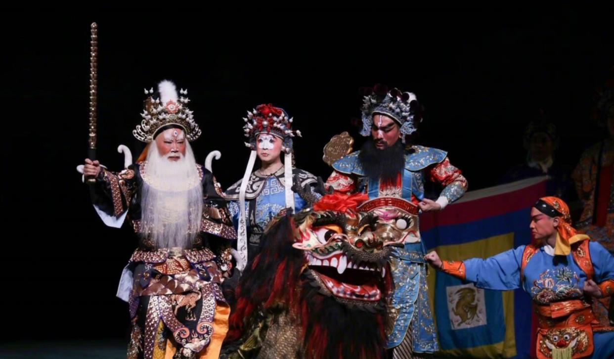 京剧|郭德纲哪来的那么多京剧秘本，有时候改词、改腔只不过为了搞噱头