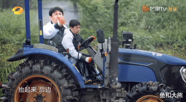 张艺兴|《向往6》开启超前企划，黄磊喜提新座驾，张艺兴坐后座满脸愁容