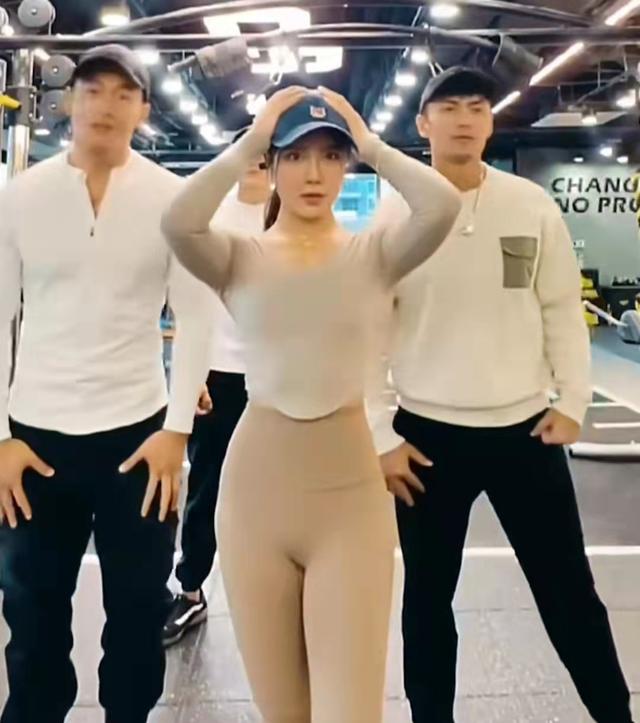 赵奕欢|赵奕欢健身房和3男性热舞！戴金链，穿瑜伽服十分性感