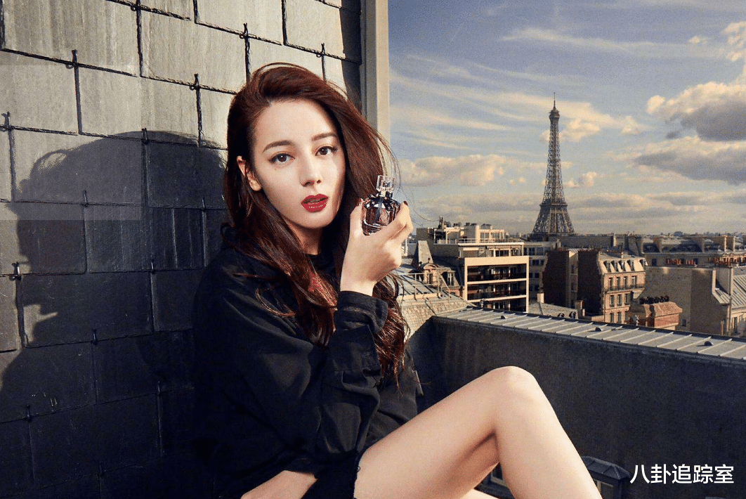 迪丽热巴|迪丽热巴新造型曝光！挂脖露背装尽显身材，化妆师补妆后背遭人羡