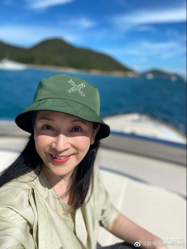 陈小春|TVB戏骨龚慈恩前夫秀恩爱!与富婆女友相依,身材发福被指太油腻