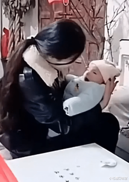 陈亚男|陈亚男去亲戚家做客，抱娃眼里全是温柔，孩子歪头不看她疑被嫌弃