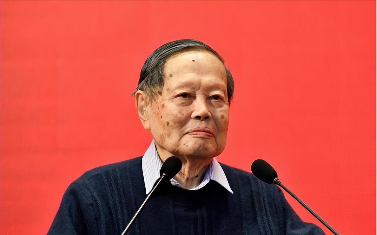 杨振宁|101岁杨振宁现在已经病危，18亿遗产分割，翁帆“一分未得”……