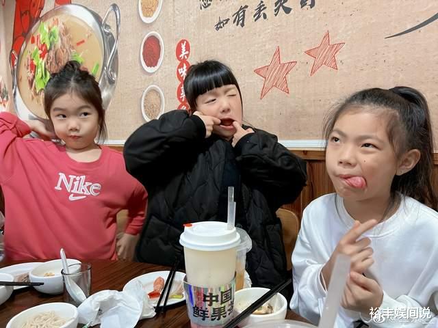 郝劭文|郝劭文一家三口外出过劳动节！妻子长出眉毛，近照显得娇小可爱